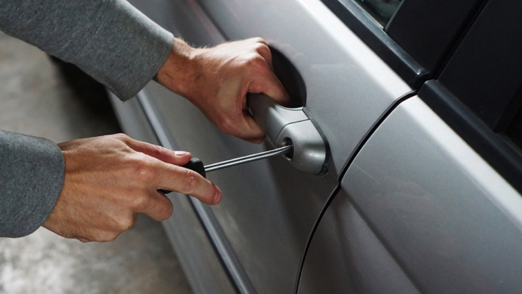 Cala Moresca, ennesimo furto alle auto parcheggiate