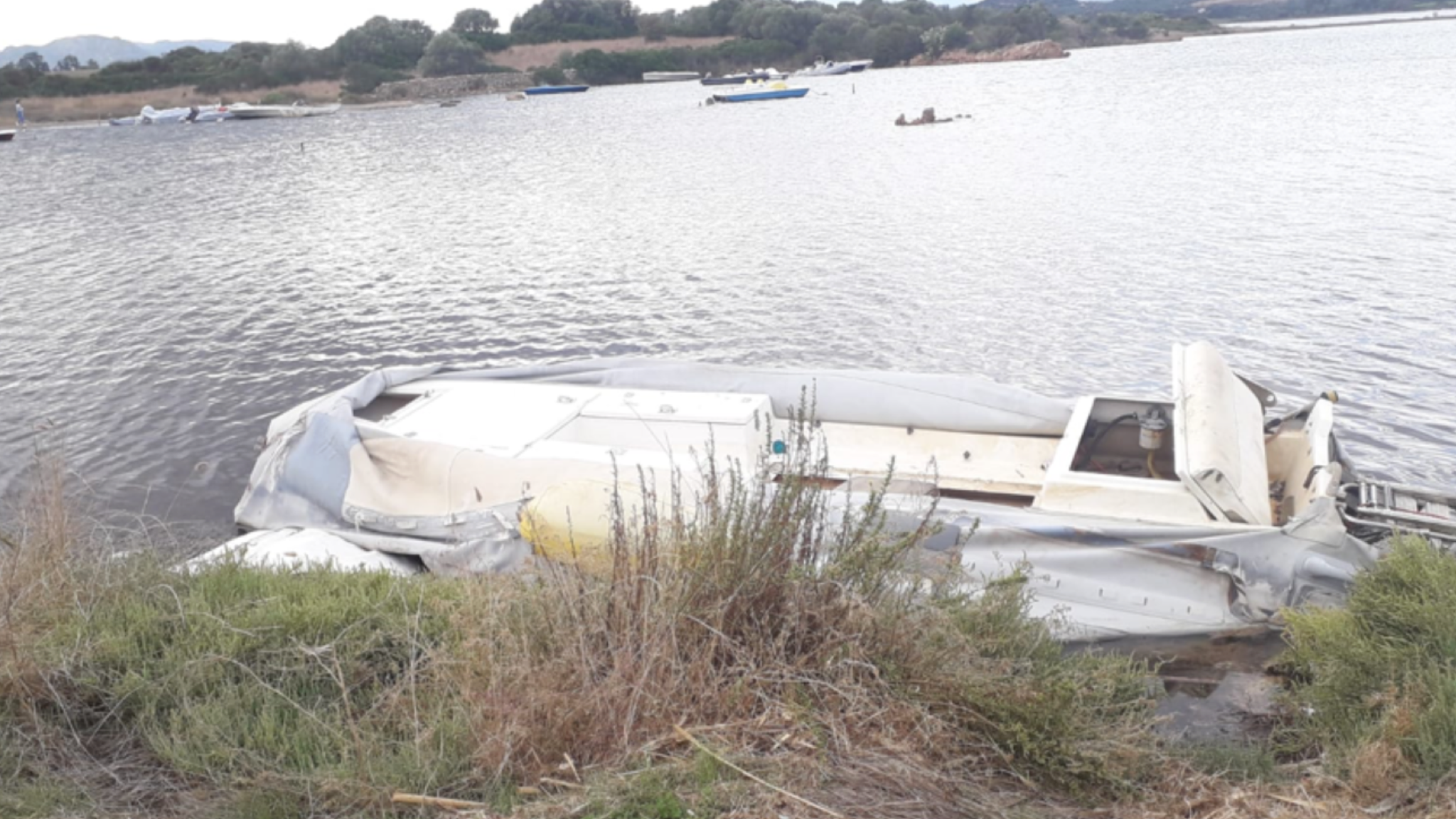 Olbia, gommone abbandonato a Marina Maria