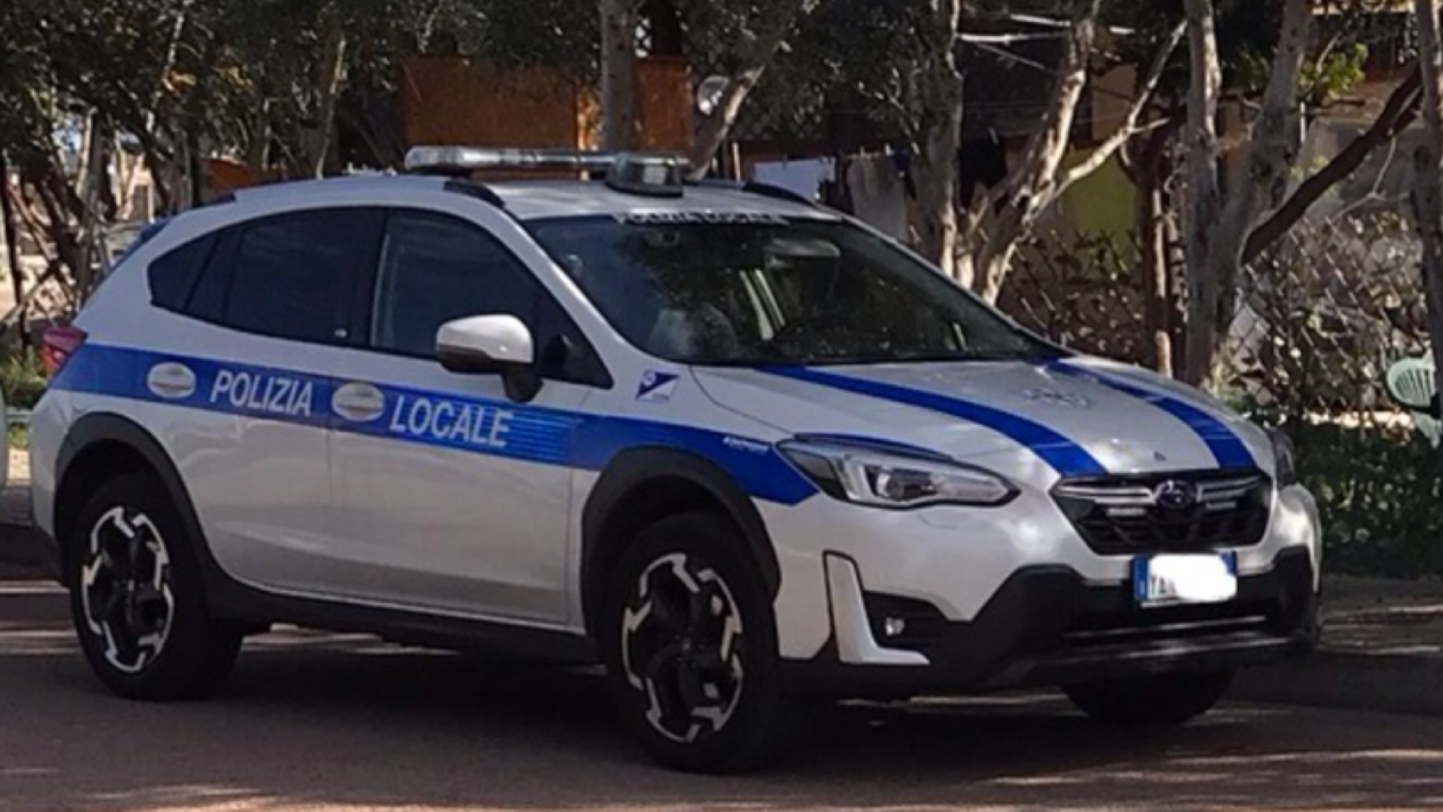 Golfo Aranci, furgone si ribalta sulla strada 