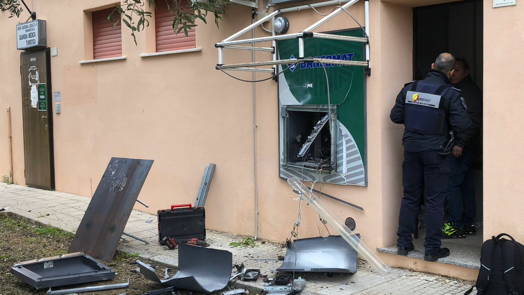 Assalto al bancomat: ferito uno dei rapinatori