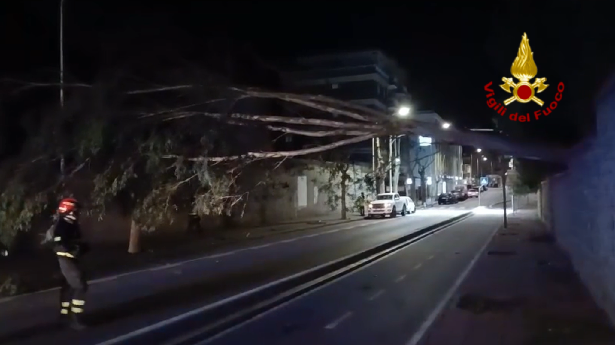 L’Isola sotto ostaggio del vento: più di 400 interventi dei Vigili del Fuoco