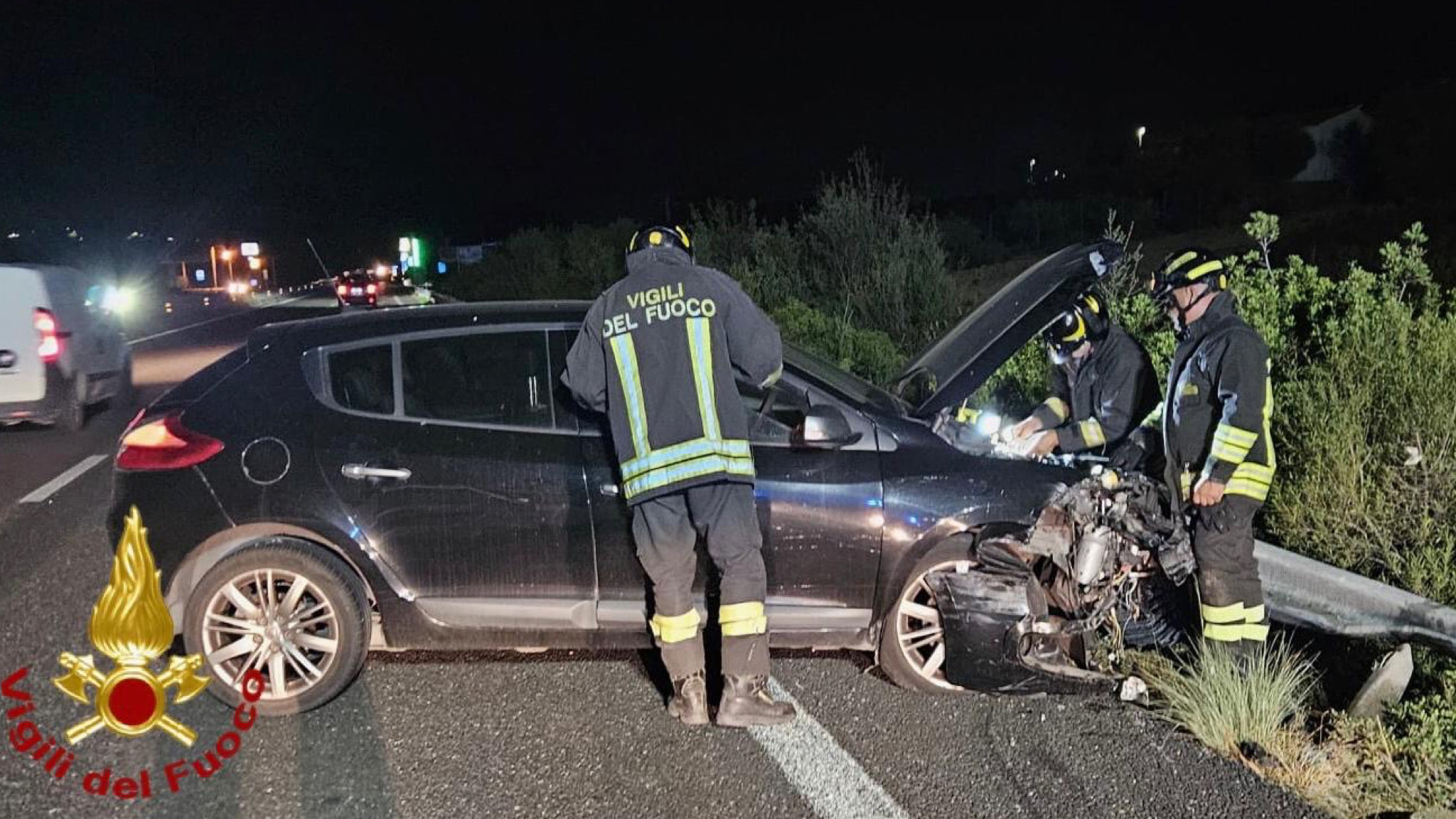 Olbia, auto finisce fuori strada: due giovani in soccorso 