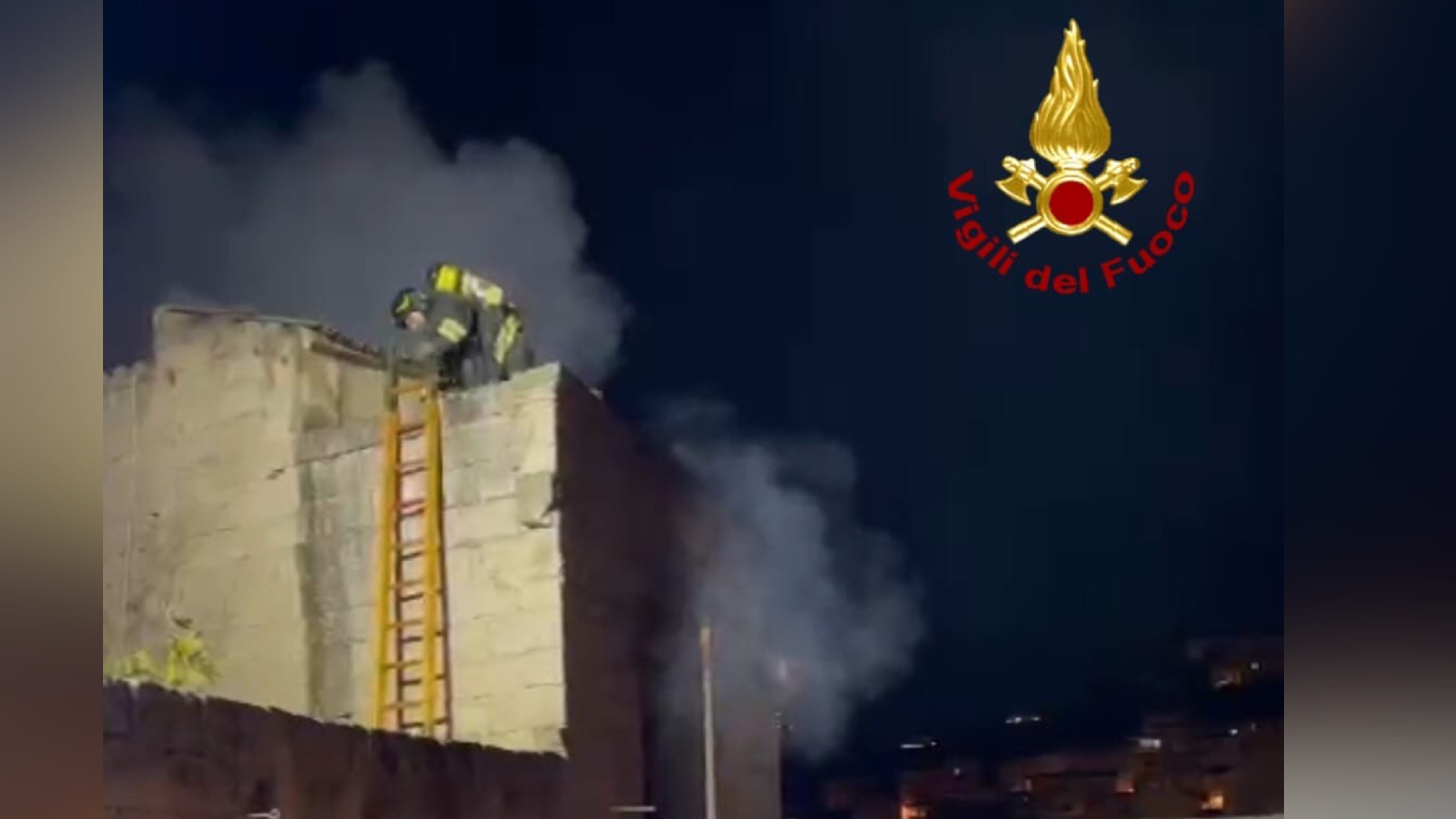 Abitazione a fuoco: tratto in salvo un anziano