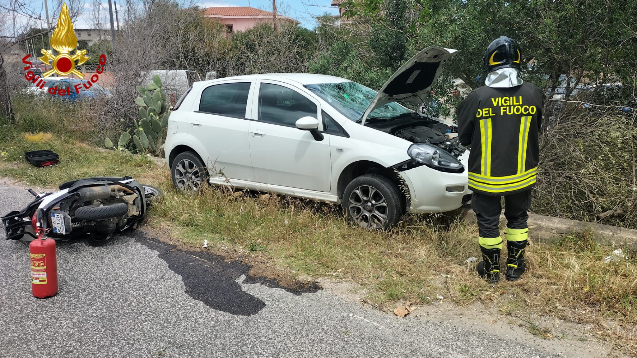 Scontro frontale tra auto e moto: uno dei conducenti trasportato in ...