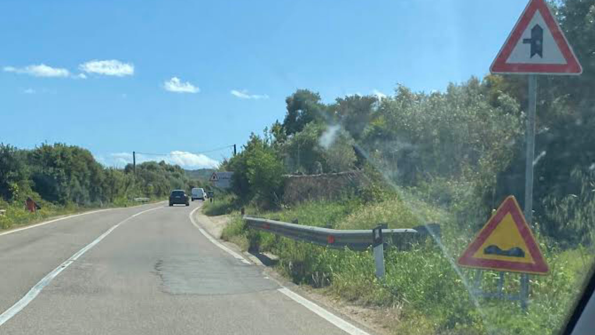 Sulla strada per Porto Rotondo dosso pericoloso da anni: la segnalazione
