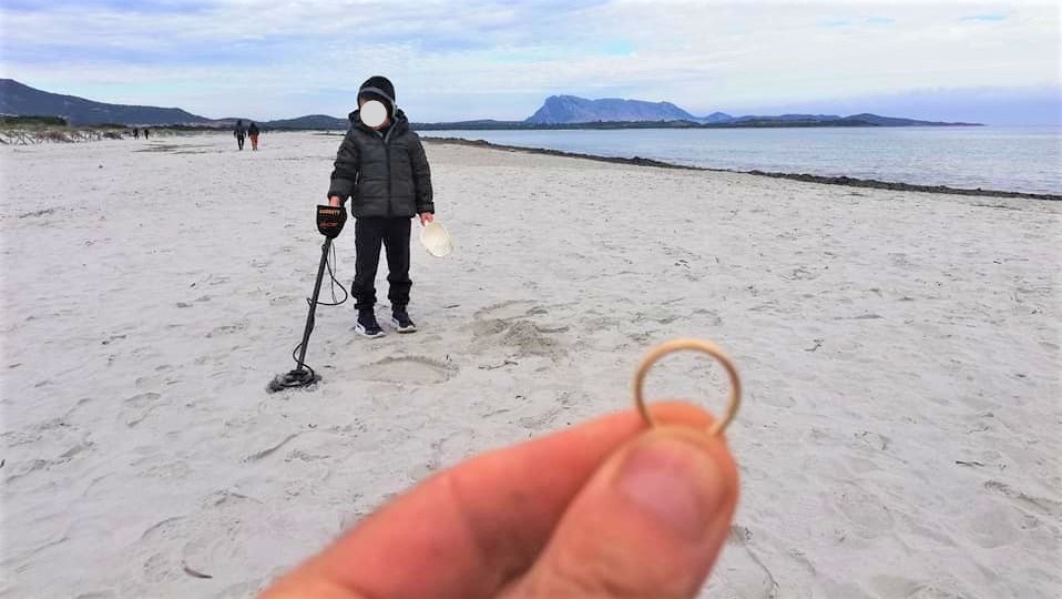 San Teodoro: dalla sabbia spunta fede nuziale, appello per ritrovare proprietaria