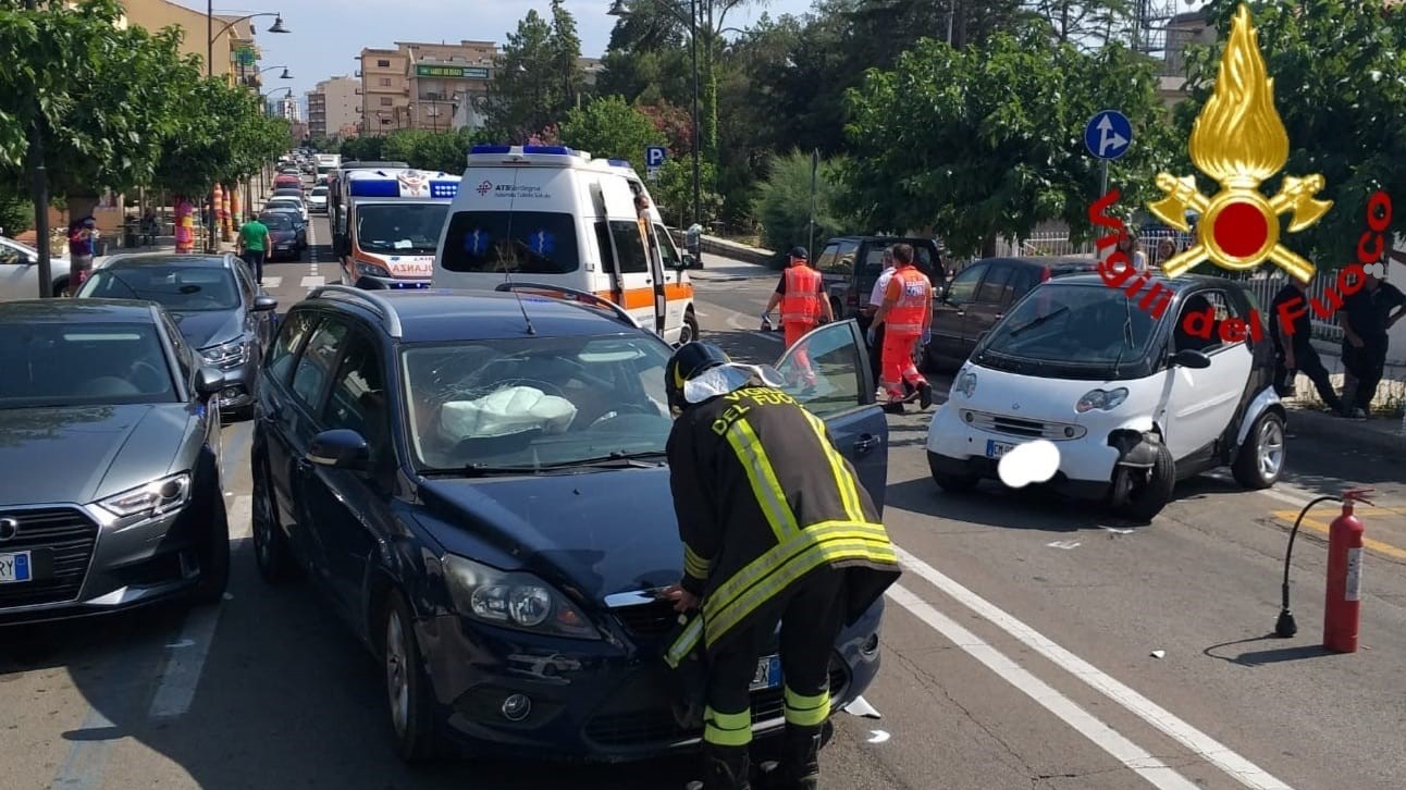 Olbia, ennesimo incidente tra due auto in Viale Aldo Moro: due feriti