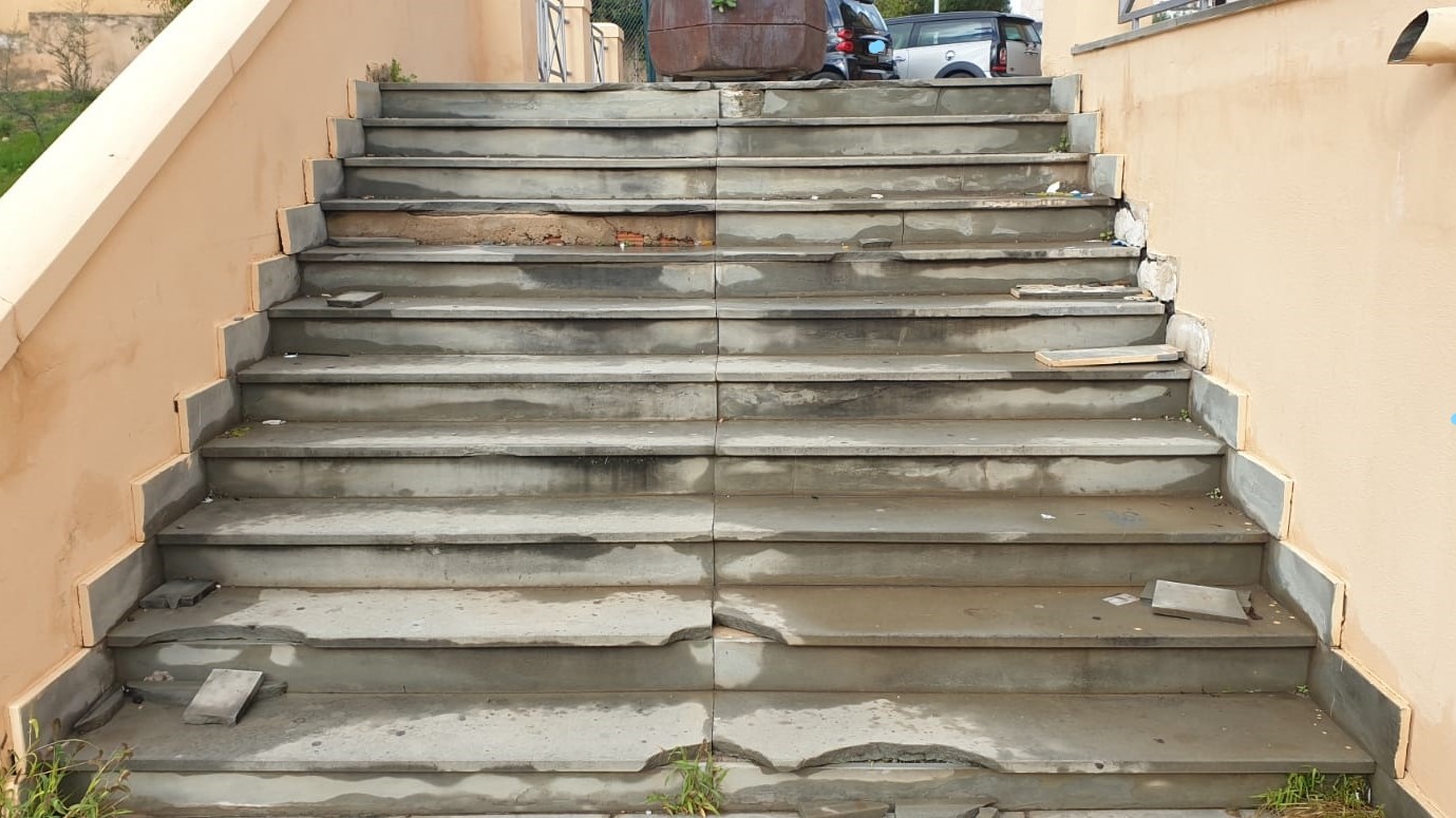 Olbia, parcheggio Piramidi: gradinata sempre più pericolosa 