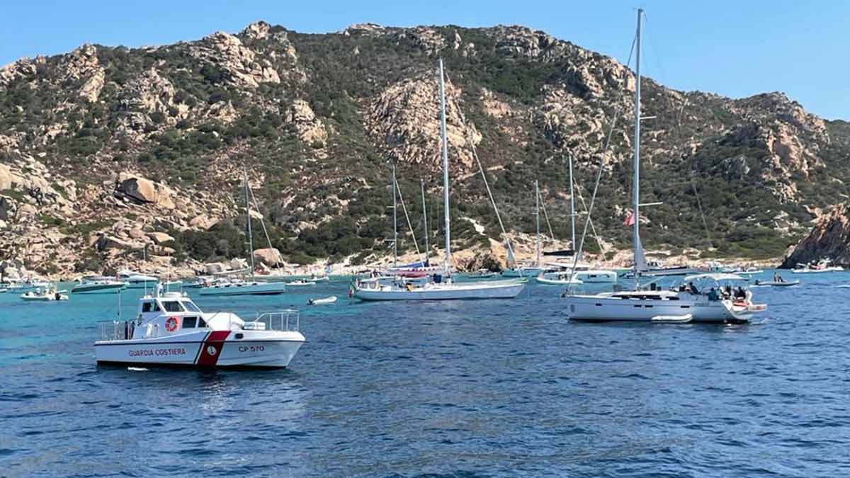 La Maddalena, sulla spiaggia vietata con la moto d'acqua: scatta la multa