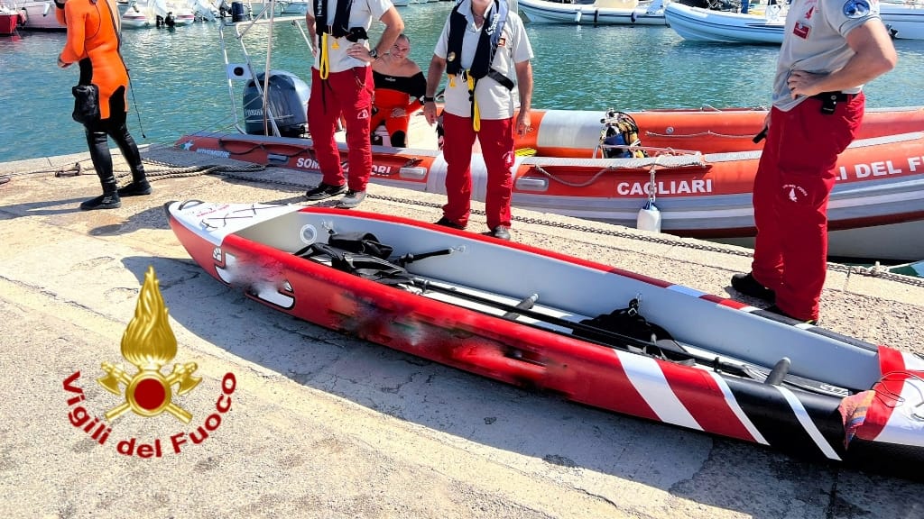 Kayak si rovescia: soccorsa coppia in difficoltà