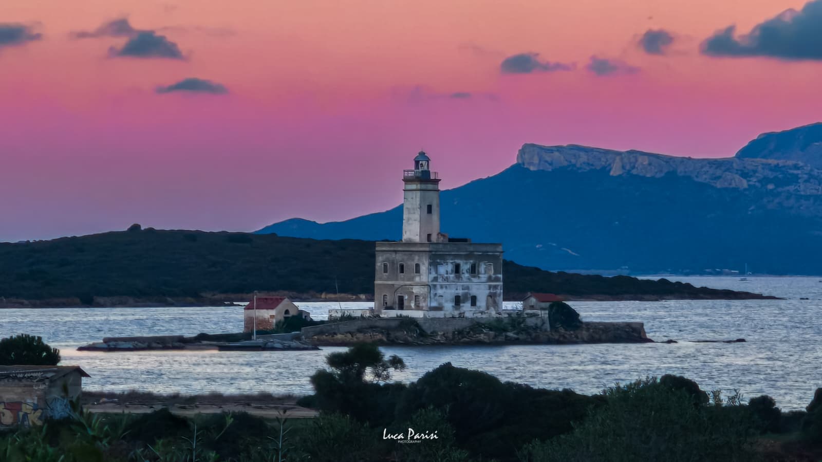 Olbia, il faro dell’Isola Bocca: lo sguardo di Luca Parisi sul tramonto invernale