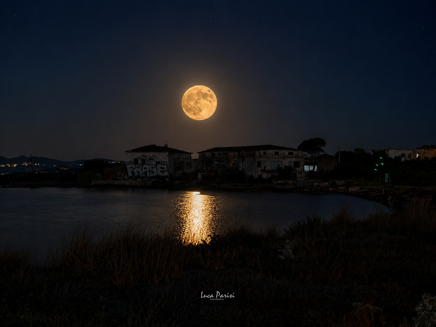 Olbia, la Luna del Cervo incanta il golfo: lo scatto di Luca Parisi nato da un imprevisto