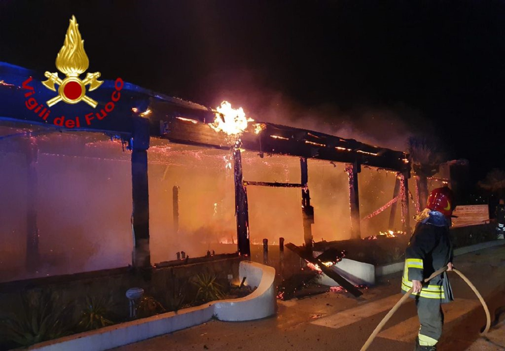 Olbia, Pittulongu: incendio al Mama Beach