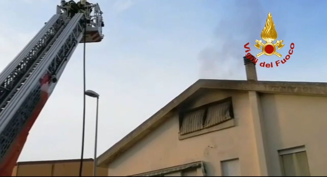 Incendio in mansarda: i vigili del fuoco evitano il peggio