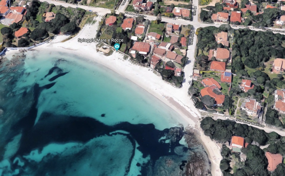 Olbia, spiaggia Mare e Rocce: chiuso il chiosco Rock & Beach