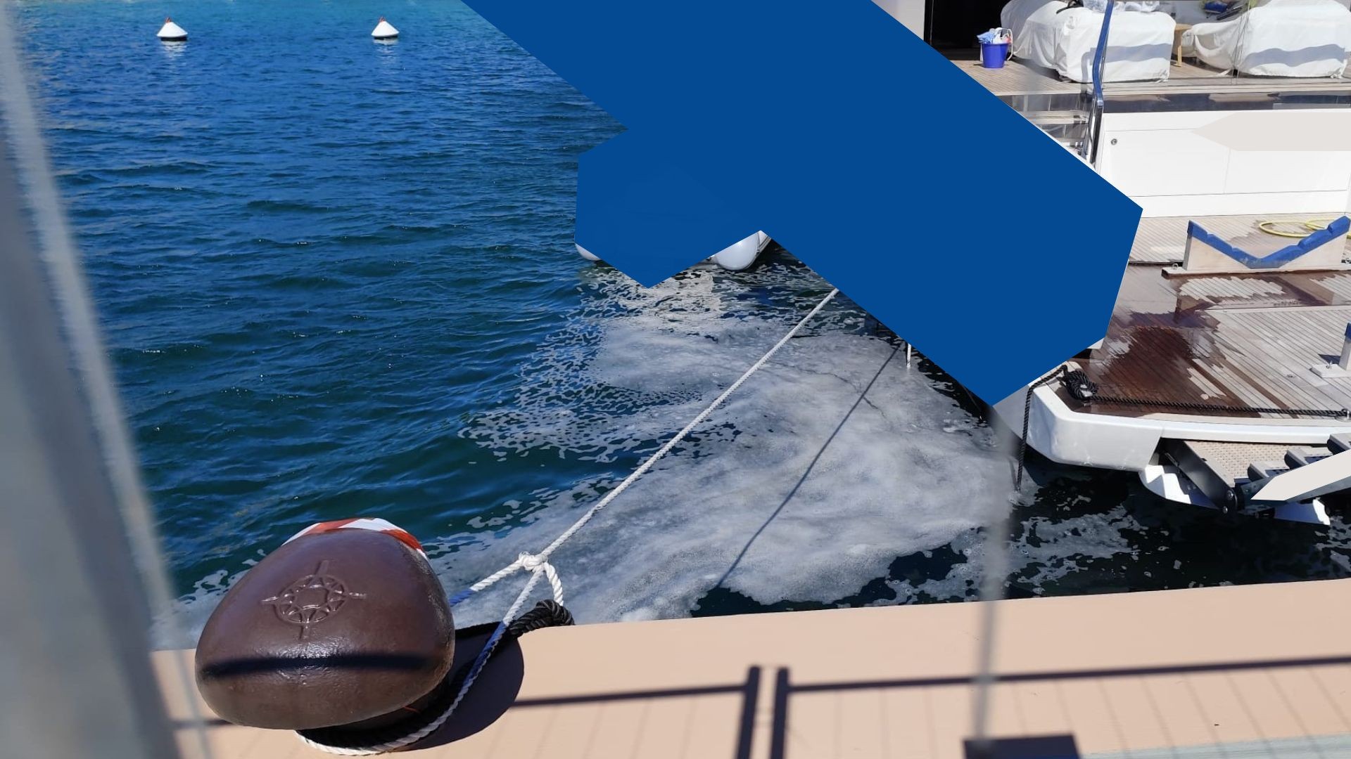 Porto Cervo, schiuma in mare accanto a uno yacht di lusso