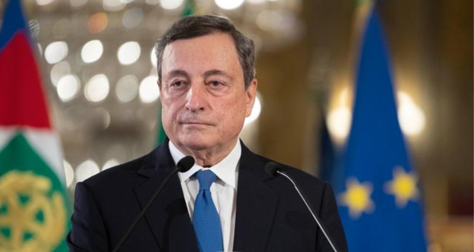 Il Presidente del Consiglio, Mario Draghi, firma il nuovo Dpcm