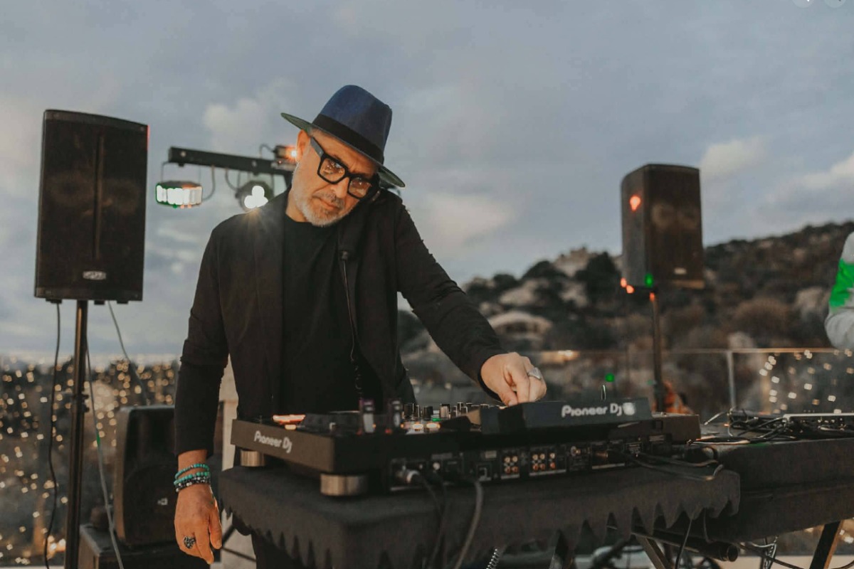 Max Giorgioni tra vinili e consolle: è lui il ritmo della notte in Gallura