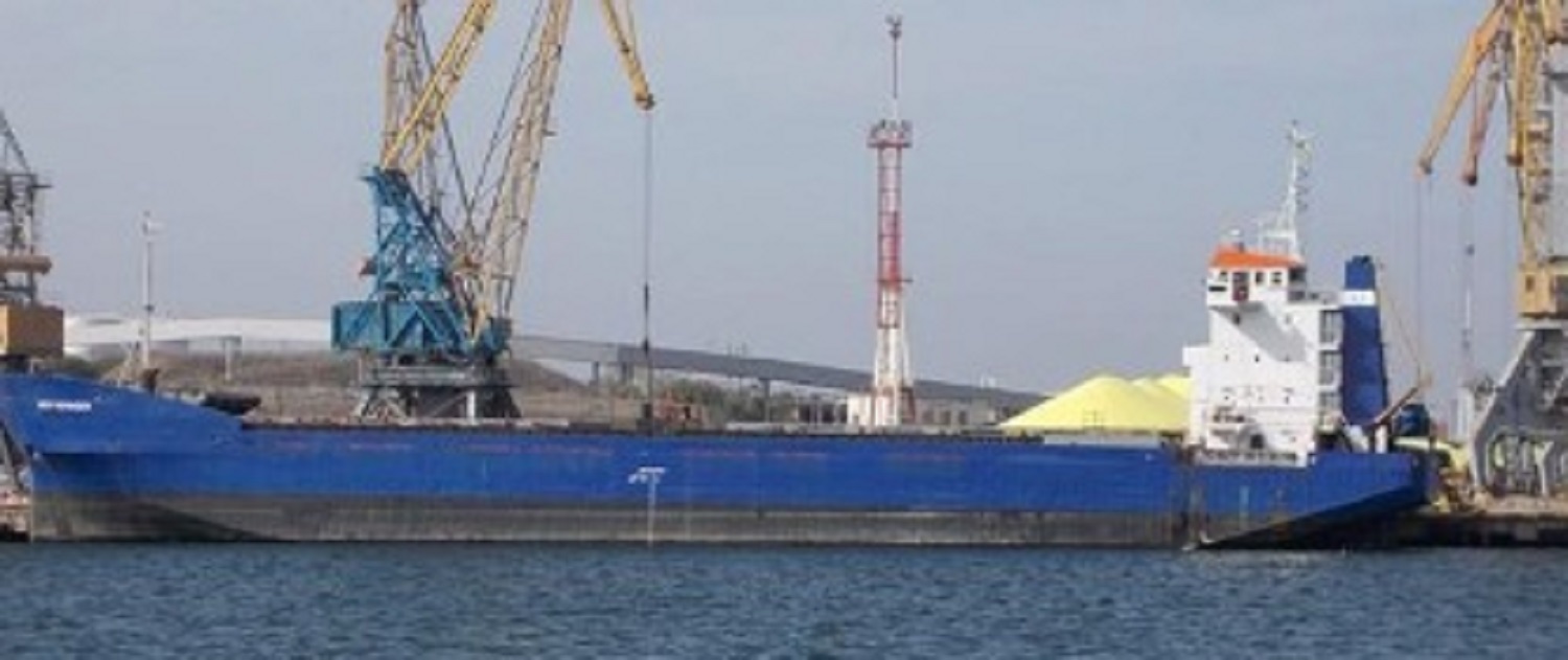 Olbia, nave cargo ferma al porto per 