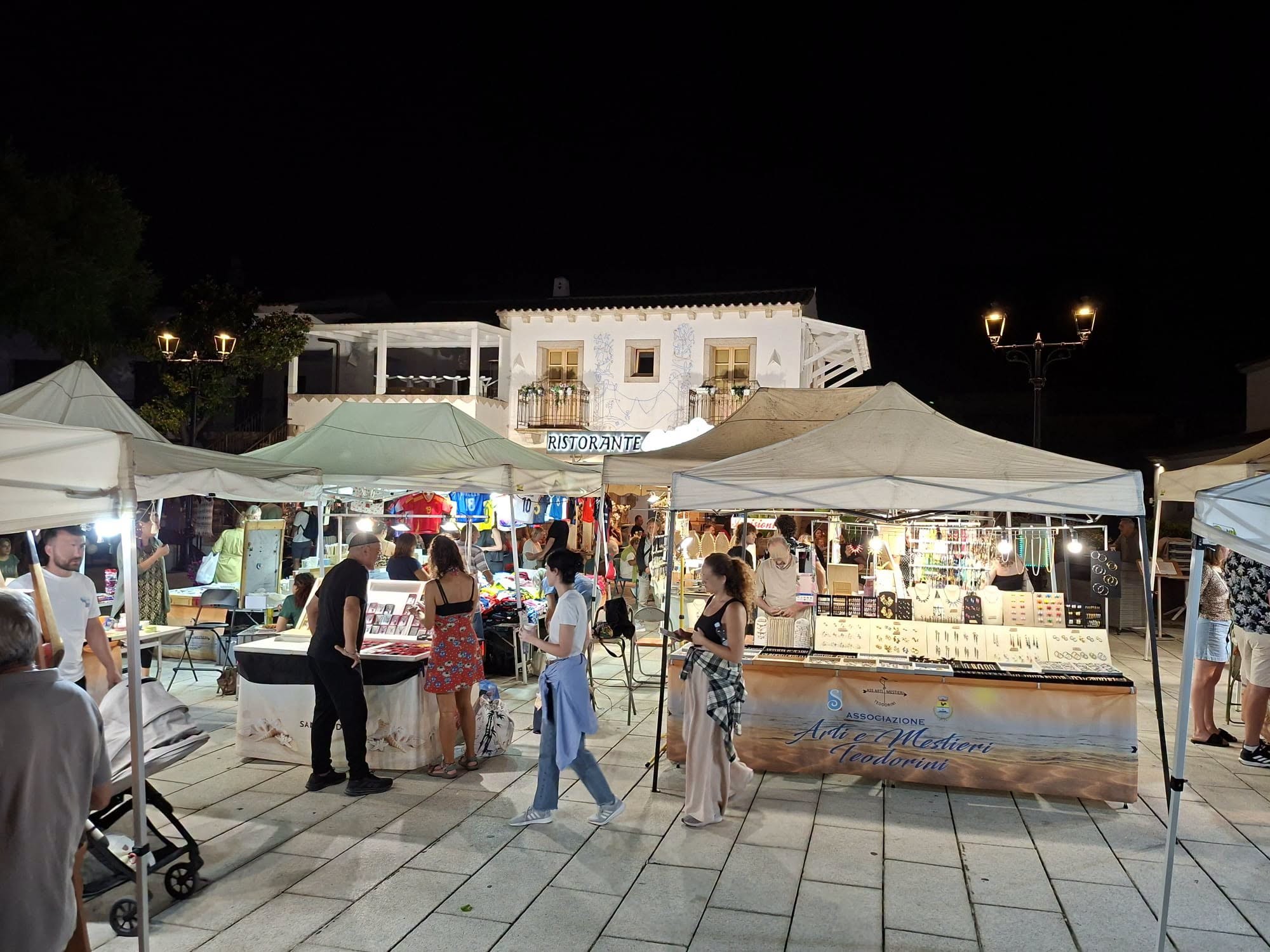 San Teodoro, l’estate continua tra le bancarelle: mercatini ogni sera fino a mezzanotte