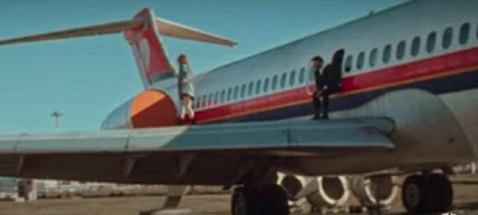 Aereo Meridiana protagonista del videoclip 