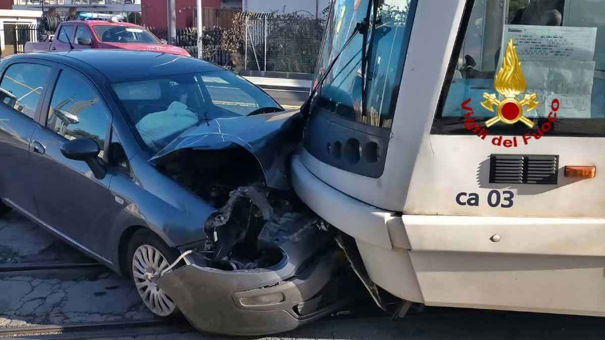 Scontro auto-metro: un ferito