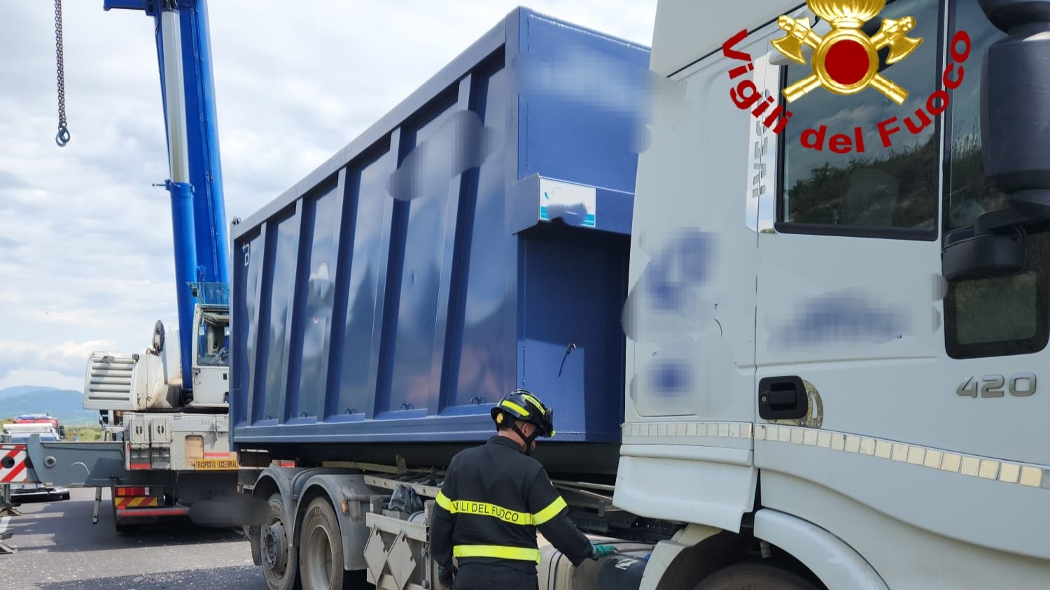 Camion dei rifiuti si ribalta sulla SP 63: ferito il conducente