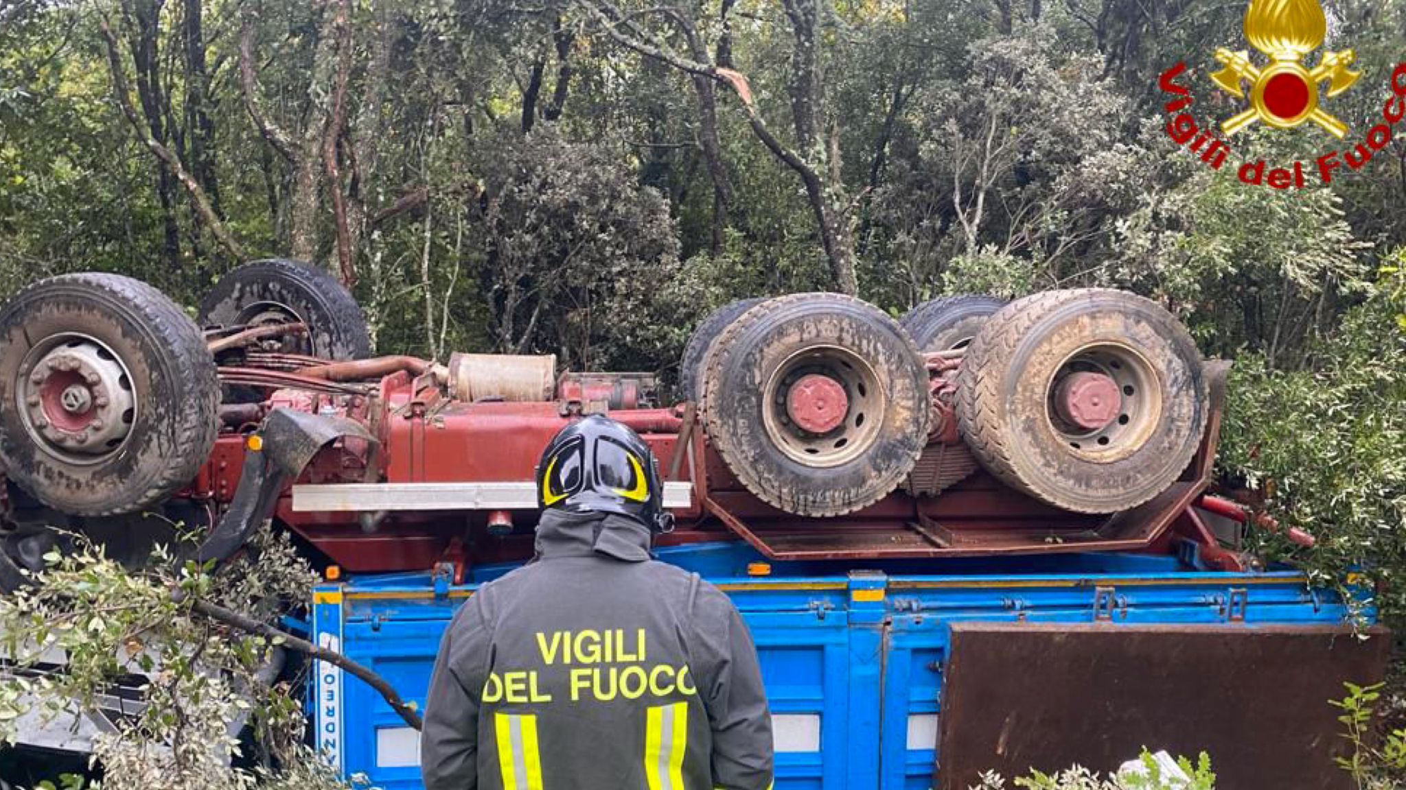 Mezzo pesante fuori strada: ferito il conducente