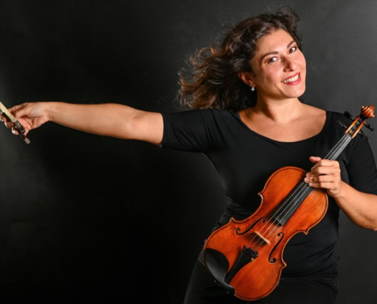 Michela Pastafiglia e il violino che abbraccia Olbia