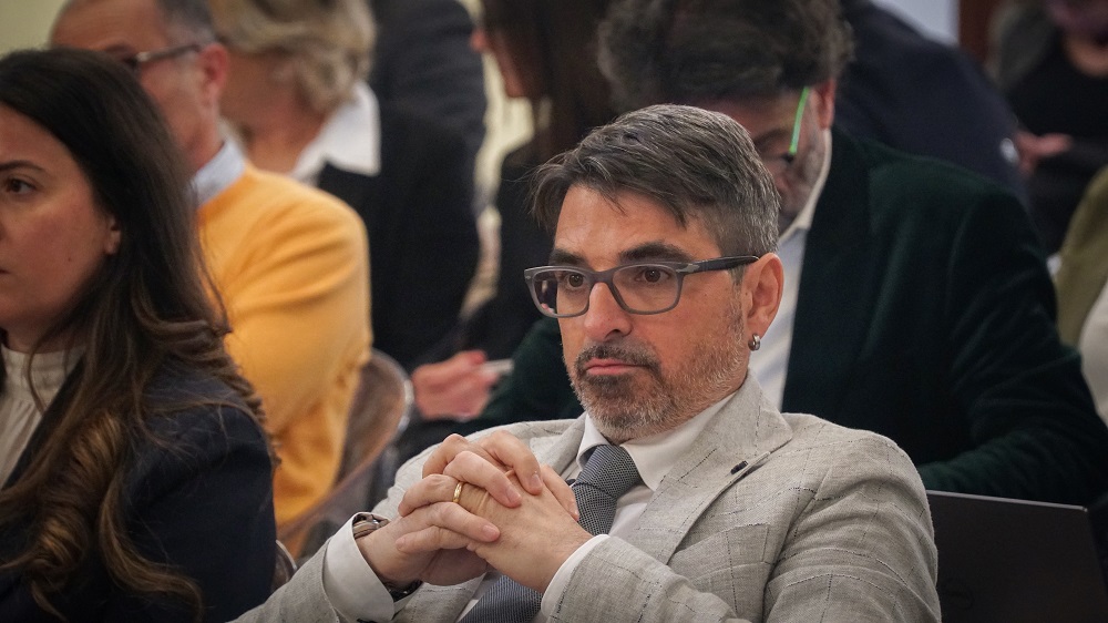 Arzachena dichiara guerra agli incivili, Orecchioni: 