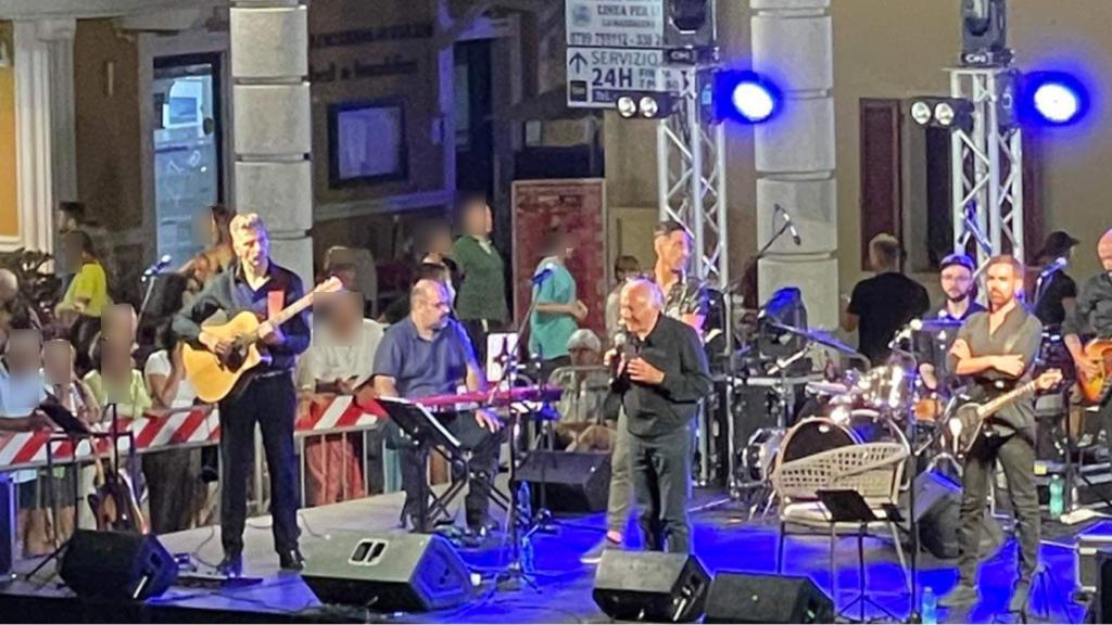 A Santa Teresa Gallura i racconti e la musica di Mogol sono un successo