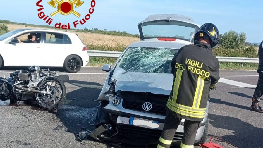  Tragico scontro tra auto e moto sulla SS 125: un morto e un ferito grave 