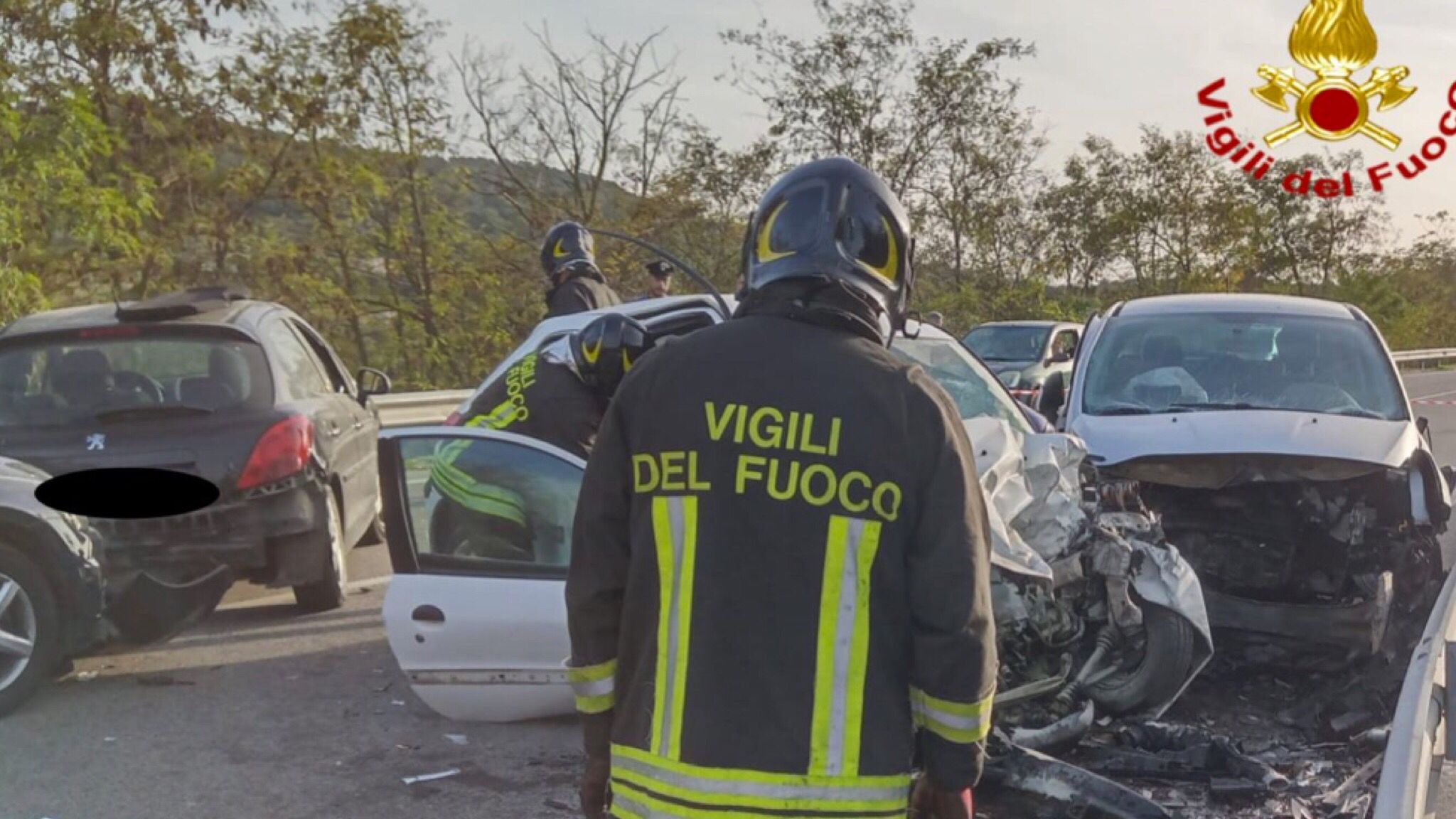 Scontro tra quattro auto: muore una 47enne