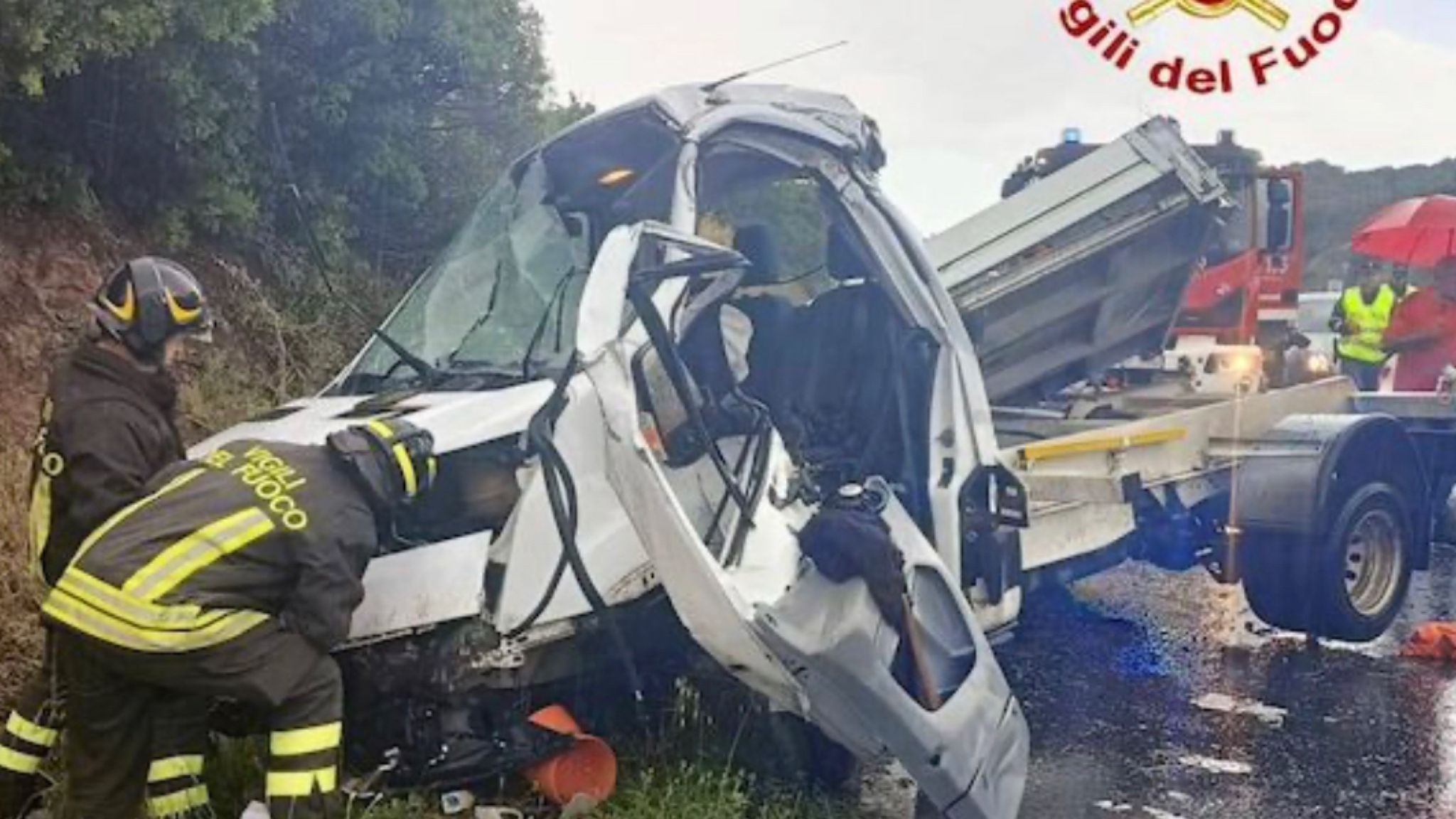 Furgone fuori strada: muore un uomo