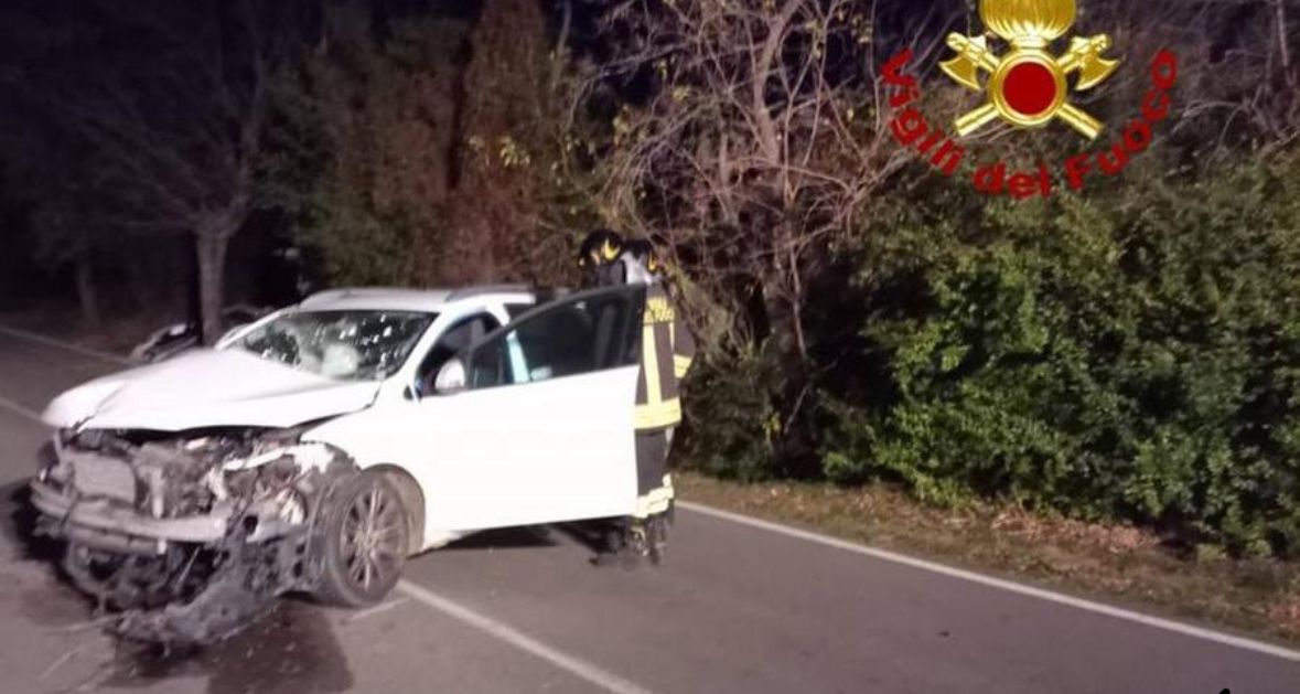 Auto contro albero: muore un giovane