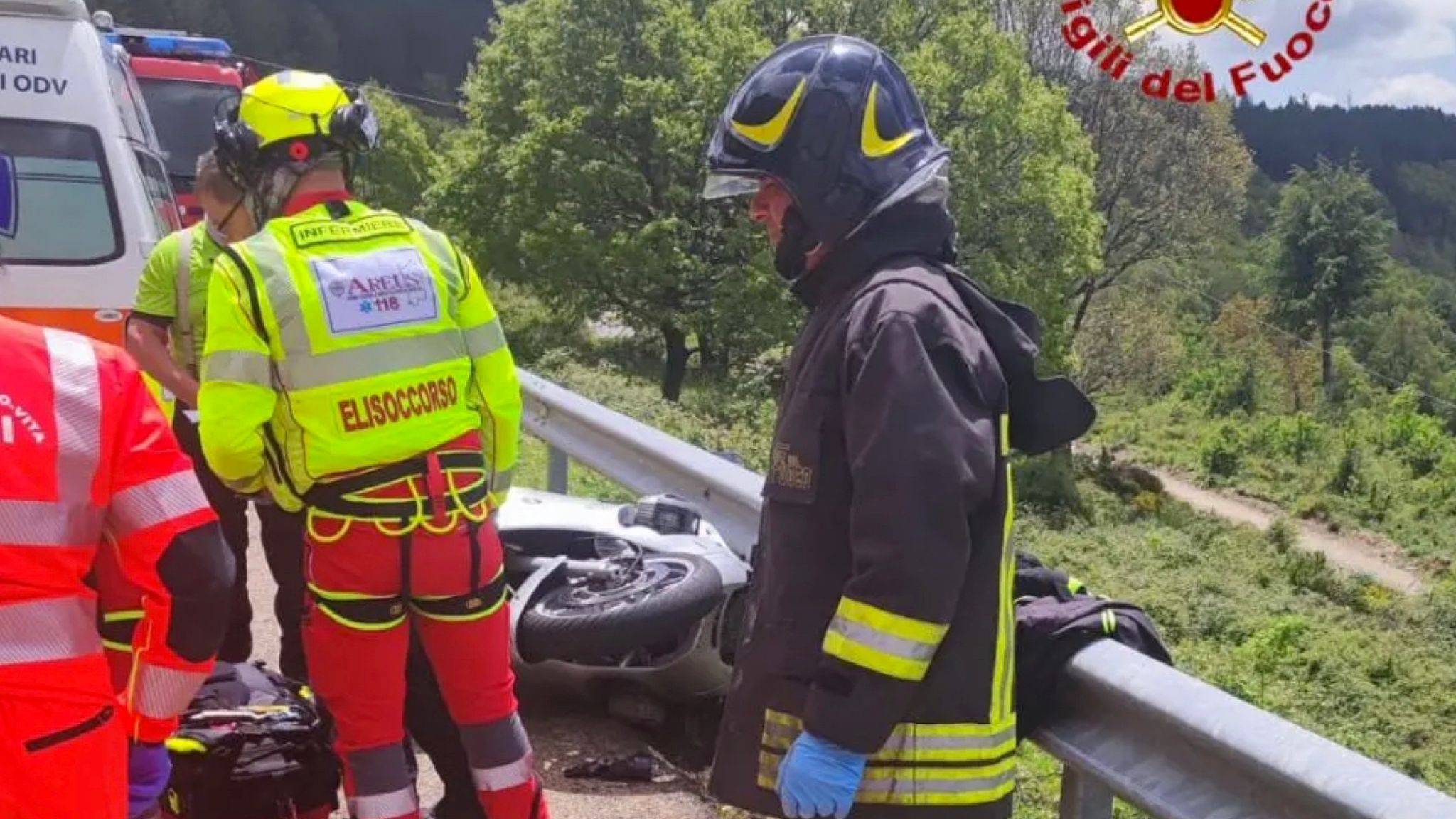 Con la moto contro il guardrail: uomo in ospedale