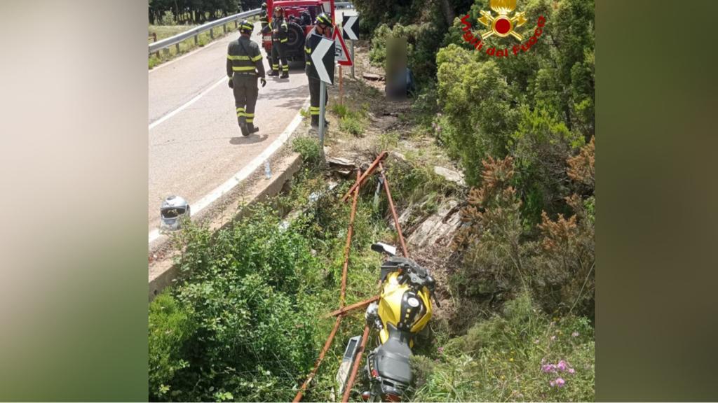 Con la moto fuori strada: motociclista in codice rosso