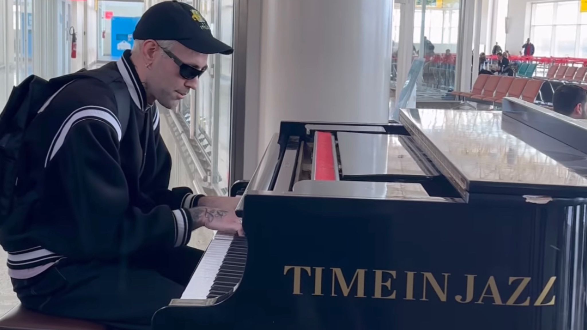Olbia: dopo il concerto di Pasquetta Mr. Rain canta Supereroi in aeroporto