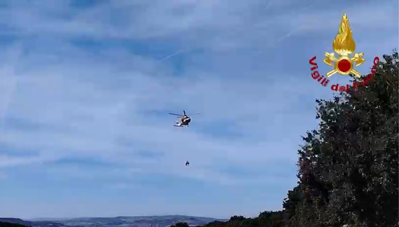 Mucca intrappolata nel dirupo: spettacolare recupero con l'elicottero Drago 144