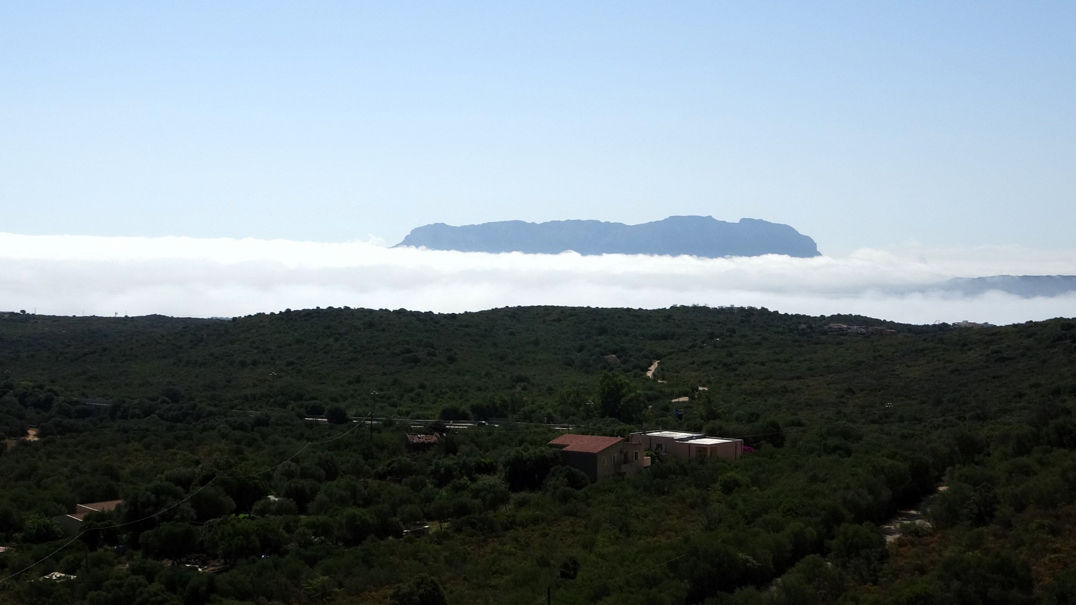 Olbia, Tavolara avvolta dalla nebbia