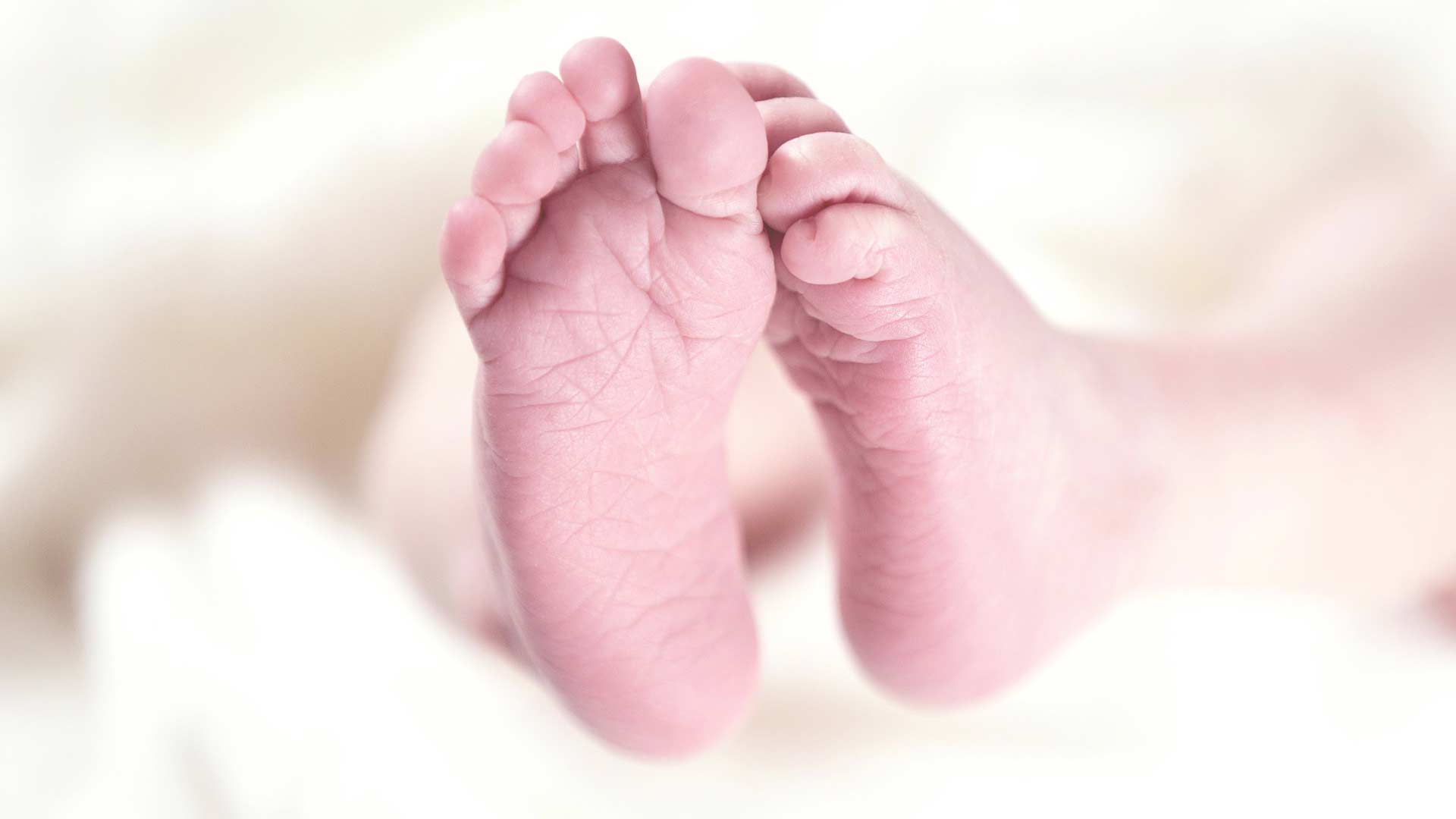 Nord Sardegna, neonato abbandonato per strada: rintracciata e arrestata la mamma