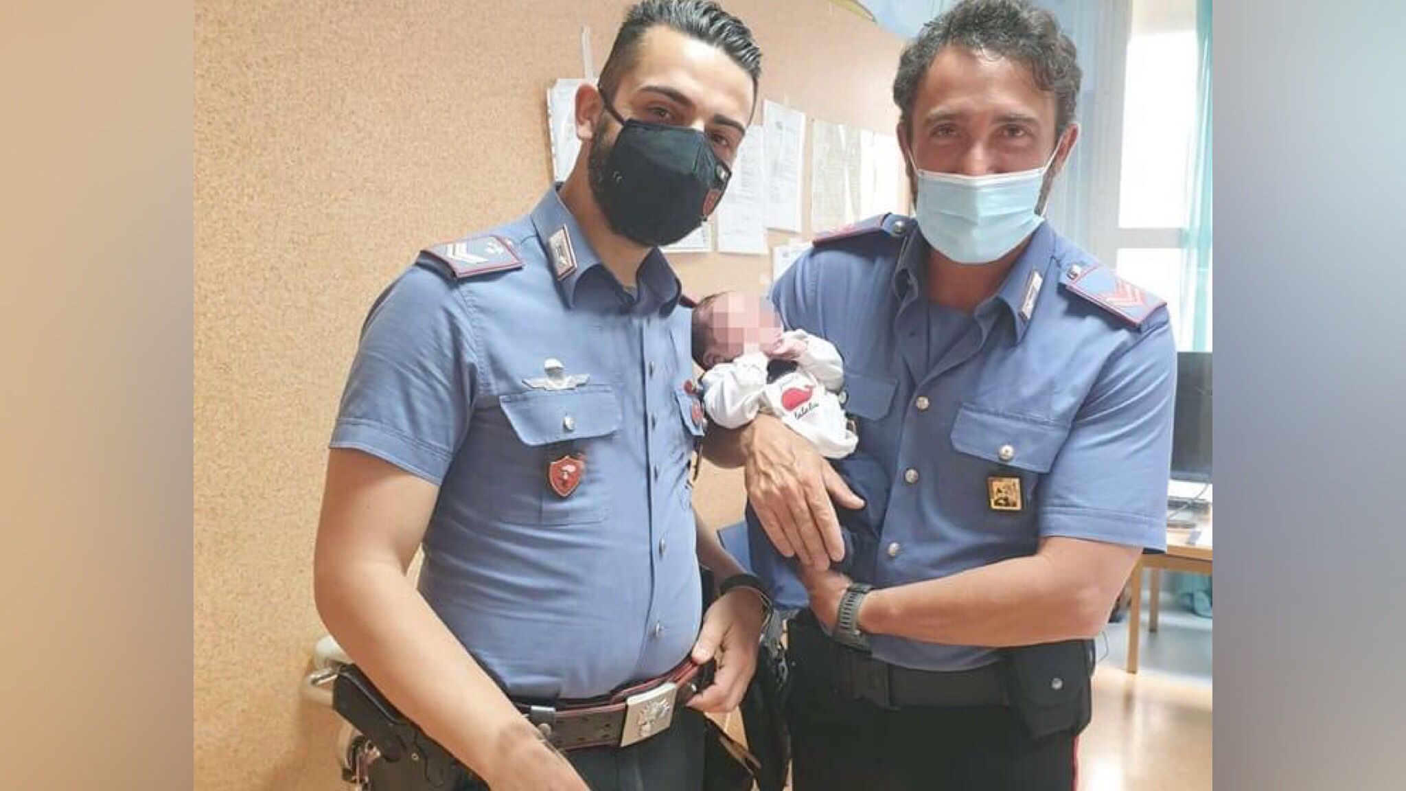 Neonato abbandonato dentro una cesta e con cordone ombelicale attaccato