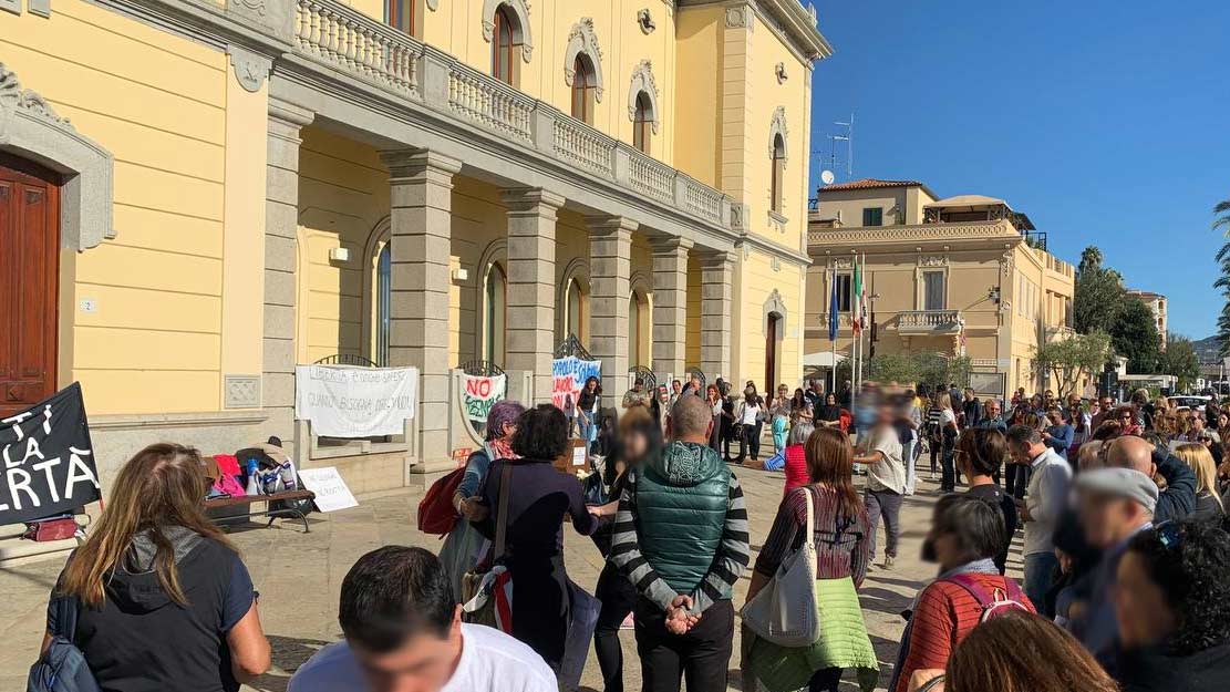 Olbia, folla dei No Green Pass sotto al Comune al grido di 