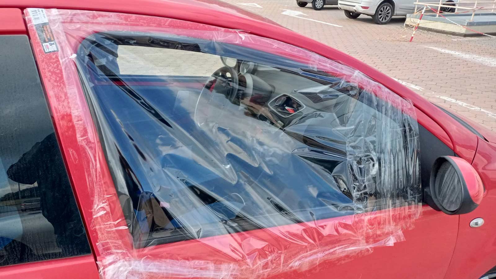 Olbia, centro insicuro: sfondano vetro auto per rubare 3 euro