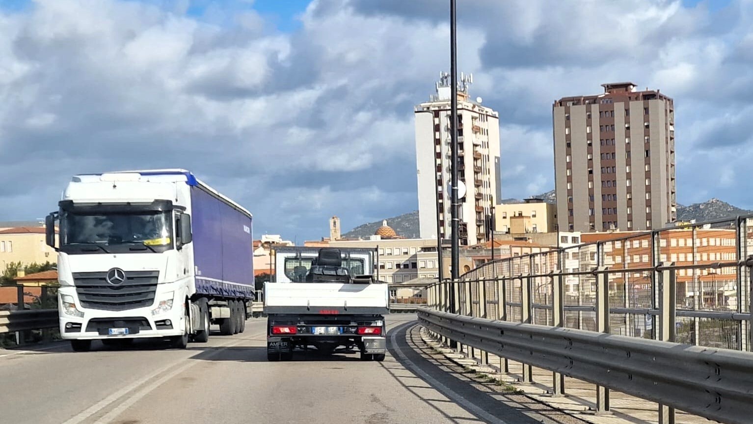 Olbia, approvato il regolamento che vieta i tir nel centro urbano