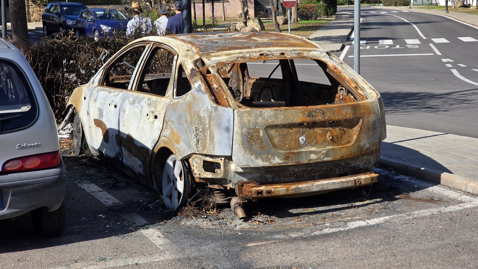 Olbia: un'auto bruciata occupa da mesi un parcheggio