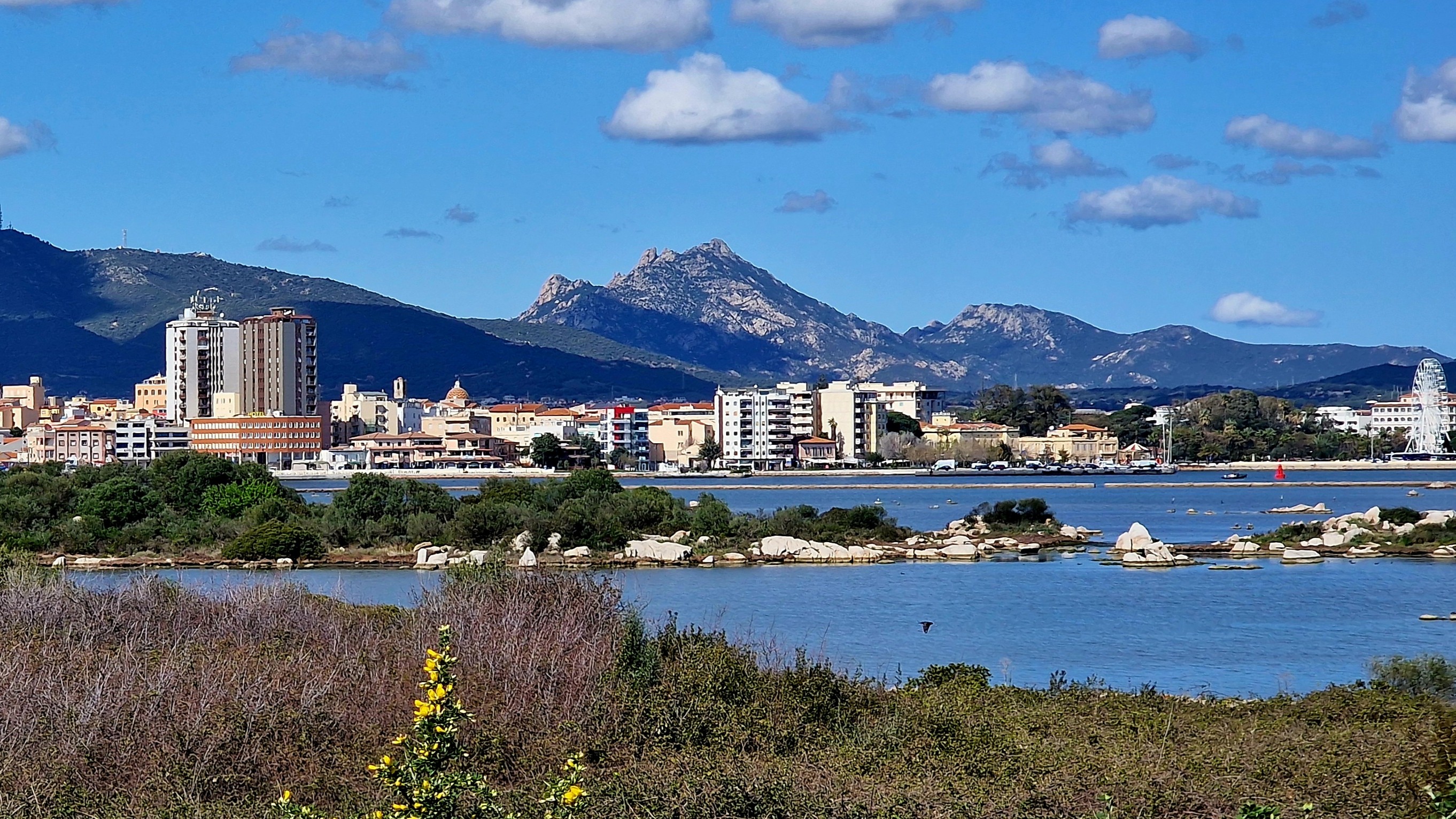 Abusivismo edilizio, scatta l'operazione pulizia: Olbia demolisce, la Procura sequestra