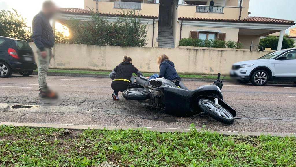 Olbia, tragedia sfiorata in via Bazzoni-Sircana: becca una buca e cade a terra