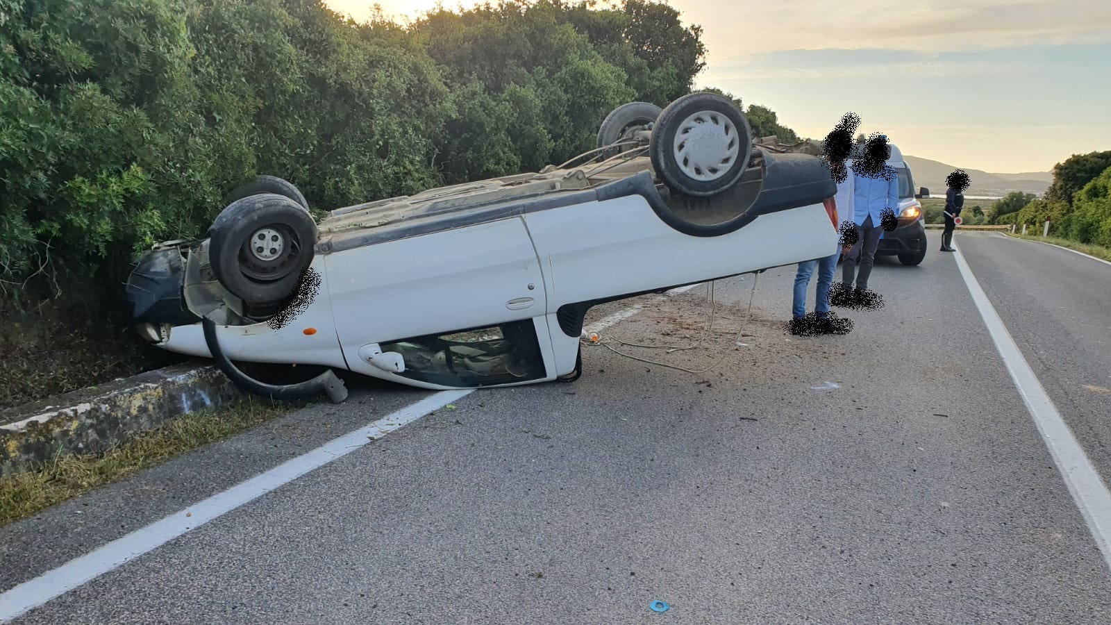 Olbia, incidente sull'Orientale Sarda: auto si ribalta, 2 feriti