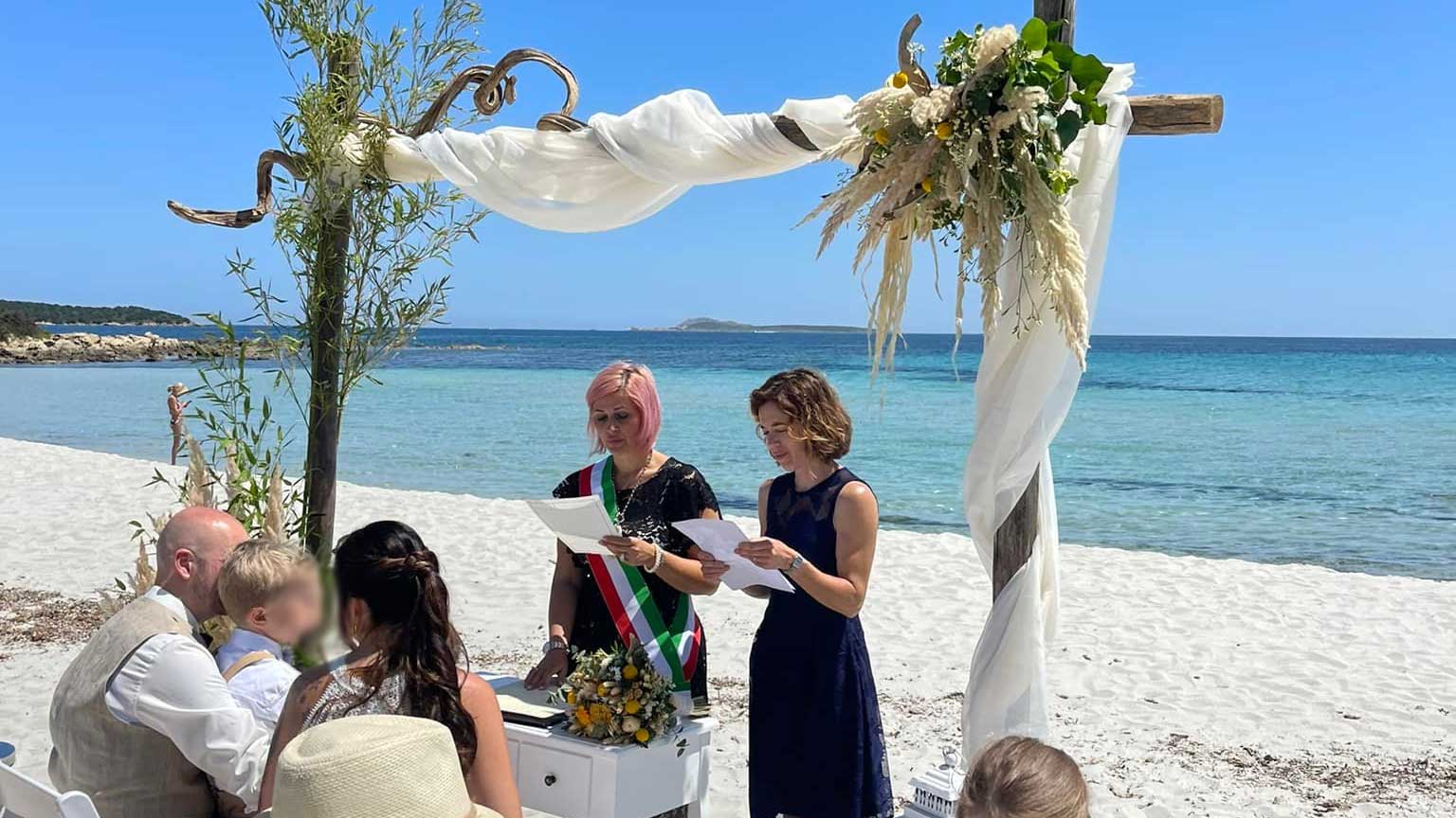Olbia: celebrato il primo matrimonio in spiaggia a Rena Bianca